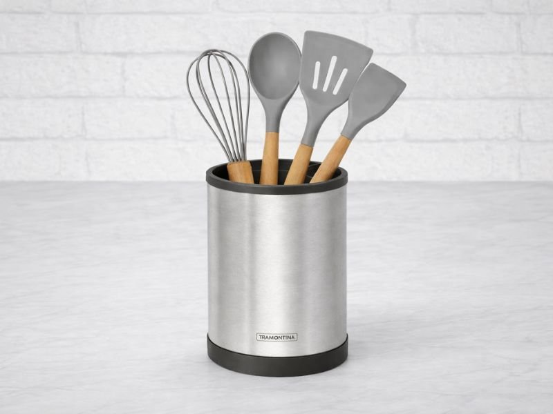 porta utensílios de cozinha para utensílios em inox e silicone organizados na bancada