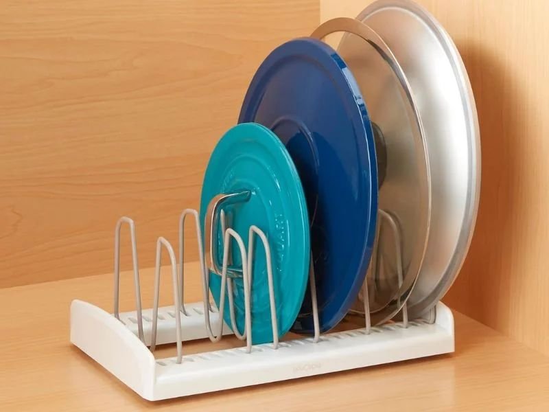 Organizador ajustável para tampas de diferentes tamanhos no armário de cozinha