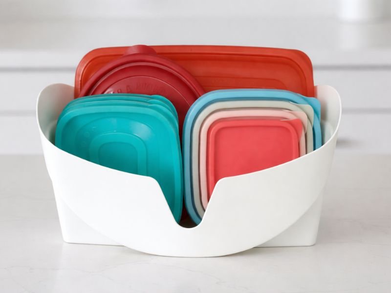 Organizador de tampas de potes mantendo itens organizados no armário de cozinha