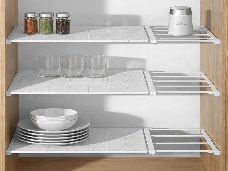Prateleira organizadora ajustável adaptando altura para diferentes utensílios