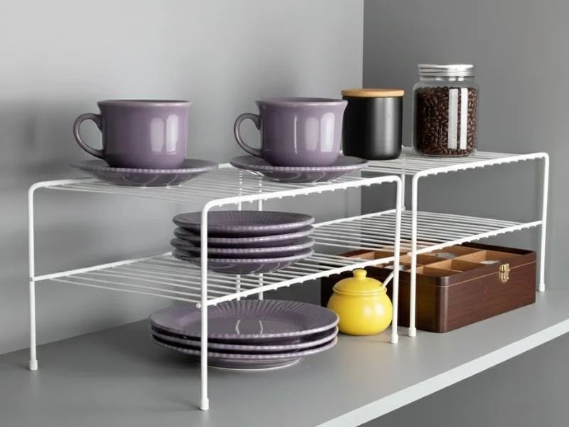 Prateleira organizadora aramada dentro de armário de cozinha aumentando espaço vertical