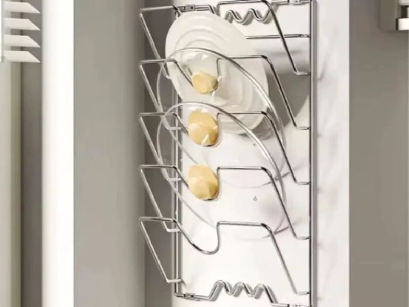 Suporte vertical de tampas instalado na porta do armário de cozinha