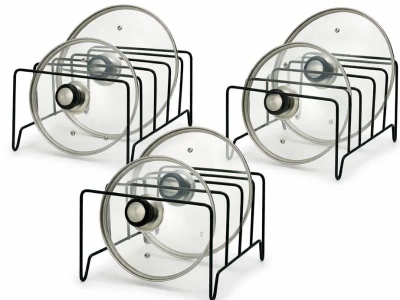 Suporte vertical organizando tampas de panelas dentro do armário de cozinha