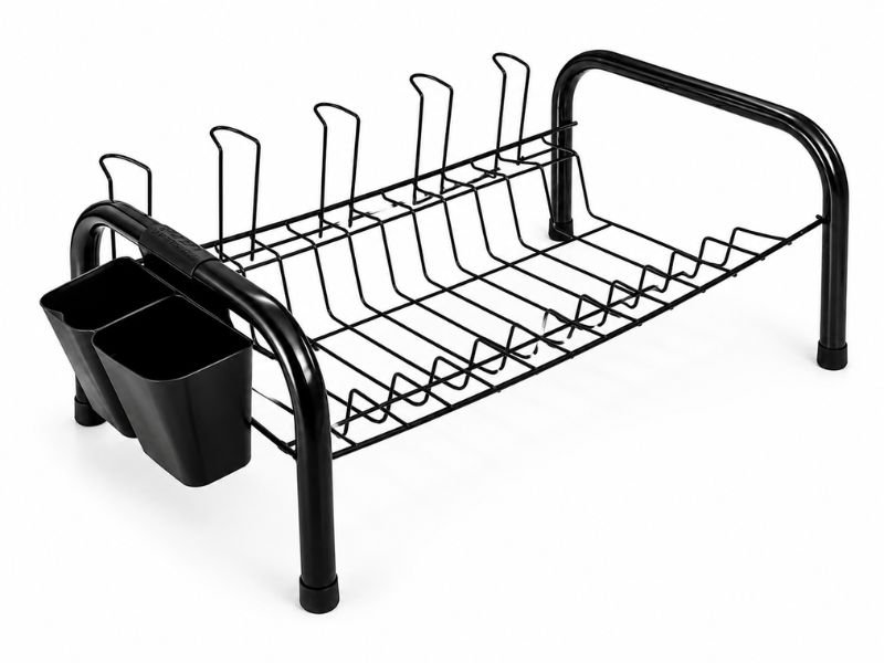 Escorredor de louça compacto organizado na bancada de uma cozinha pequena