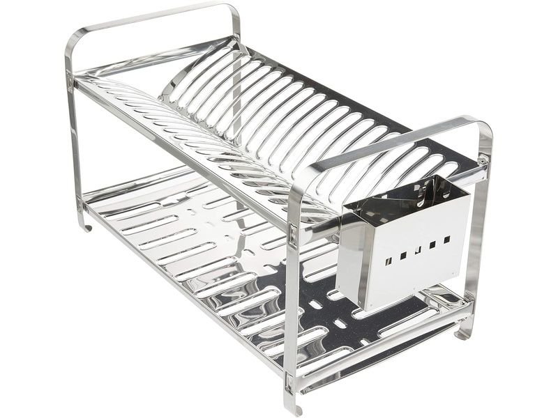Escorredor de louça inox moderno organizado ao lado da pia da cozinha