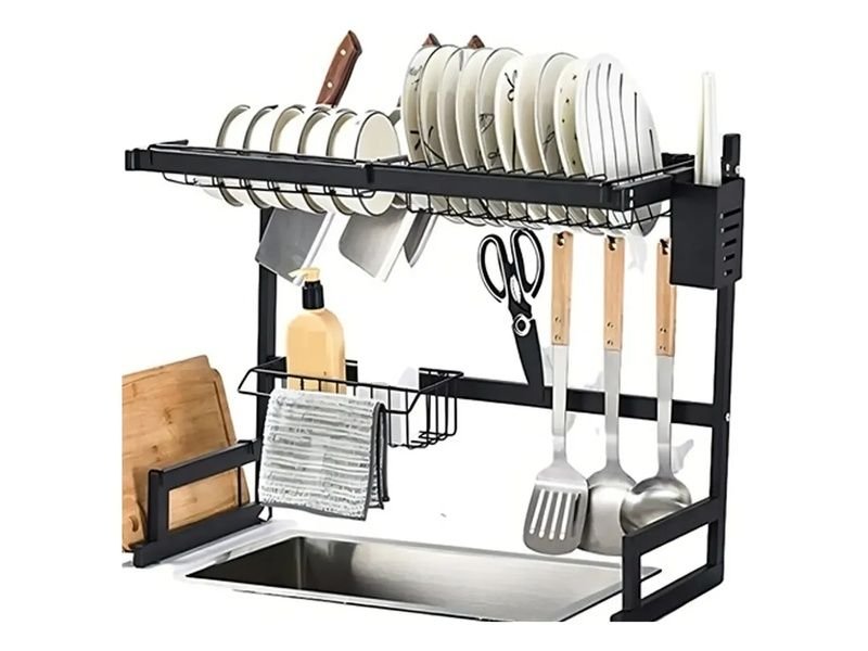 Escorredor de louça vertical organizando pratos, copos e talheres em cozinha pequena