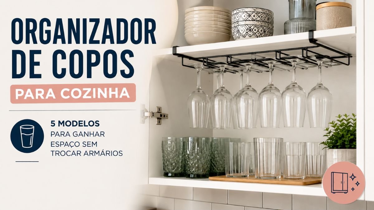 Organizador de copos para cozinha instalado em armário moderno com taças e copos organizados