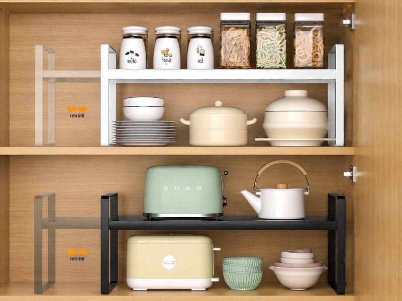 Organizador multiuso retrátil sendo usado em armário compacto de cozinha organizada