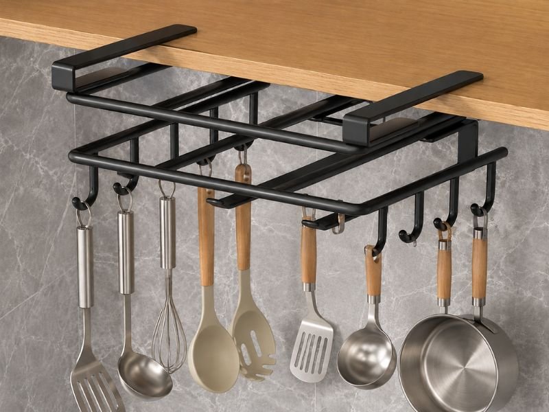Organizador multiuso suspenso instalado em cozinha pequena com utensílios e temperos organizados