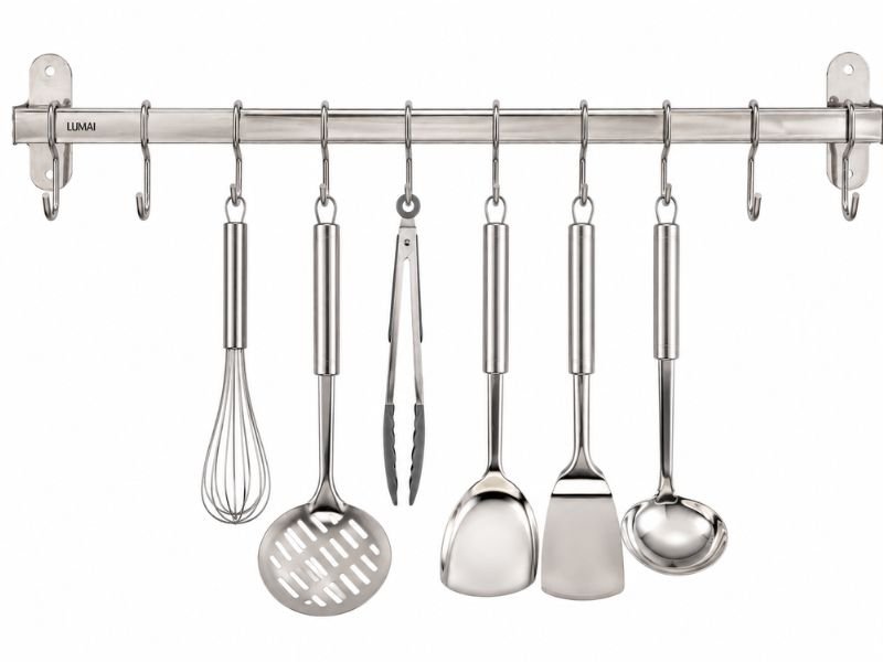 Organizador de parede com ganchos armazenando utensílios de cozinha acima da bancada